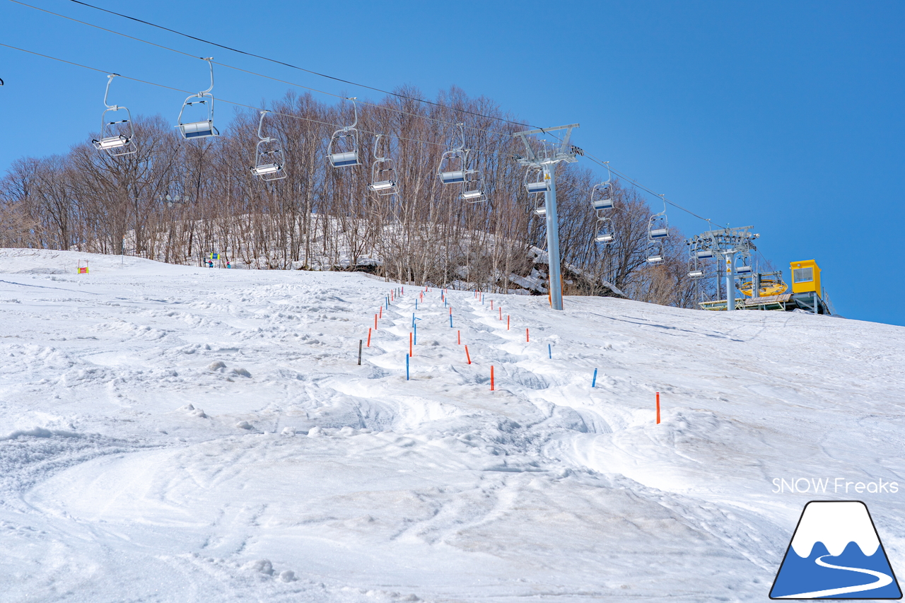 朝里川温泉スキー場｜豊富な残雪のおかげで、4月10日（日）まで営業延長中！日本海を眺めながら、のんびり春スキー＆スノーボードを楽しみましょう♪